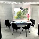 Dom Nad Brzegiem Jeziora *