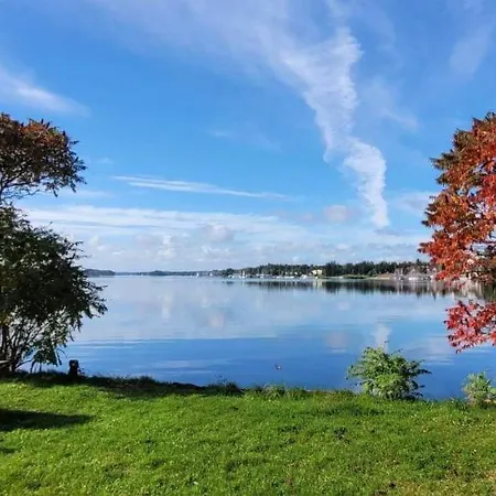 Dom Nad Brzegiem Jeziora Ryn (Warmian-Masurian)