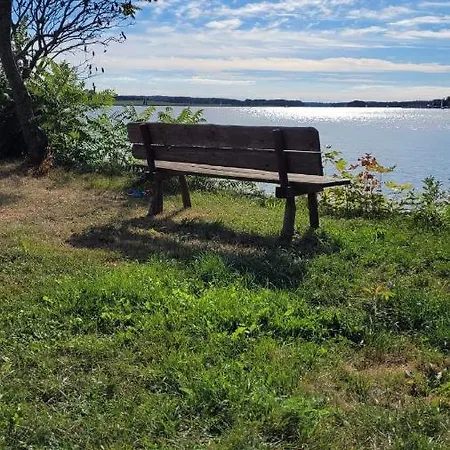 Dom Nad Brzegiem Jeziora *