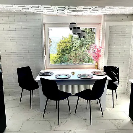 Dom Nad Brzegiem Jeziora *