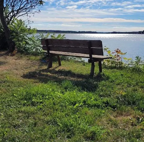 Dom Nad Brzegiem Jeziora *