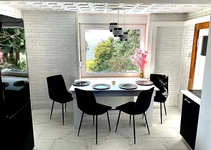 Dom Nad Brzegiem Jeziora *